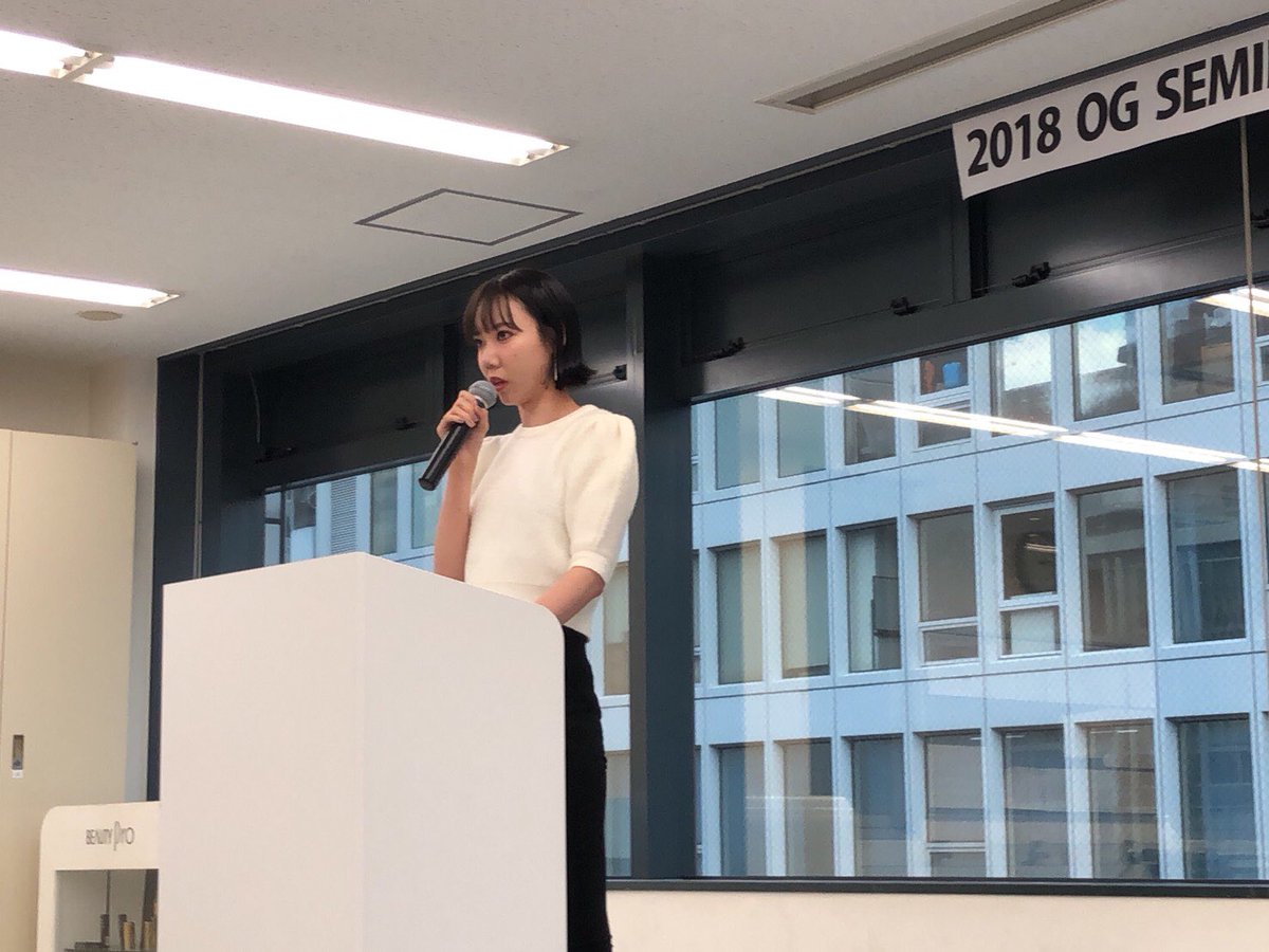 関西ビューティプロ専門学校 Ogセミナー 京都高島屋にてシャネル化粧品で活躍されている中川愛梨さんです 学校で学んだメイクの知識や言葉遣い マナー 姿勢がとても大事だと言うお話や お客様を接客する喜びなどを話して頂き学生もとても真剣に