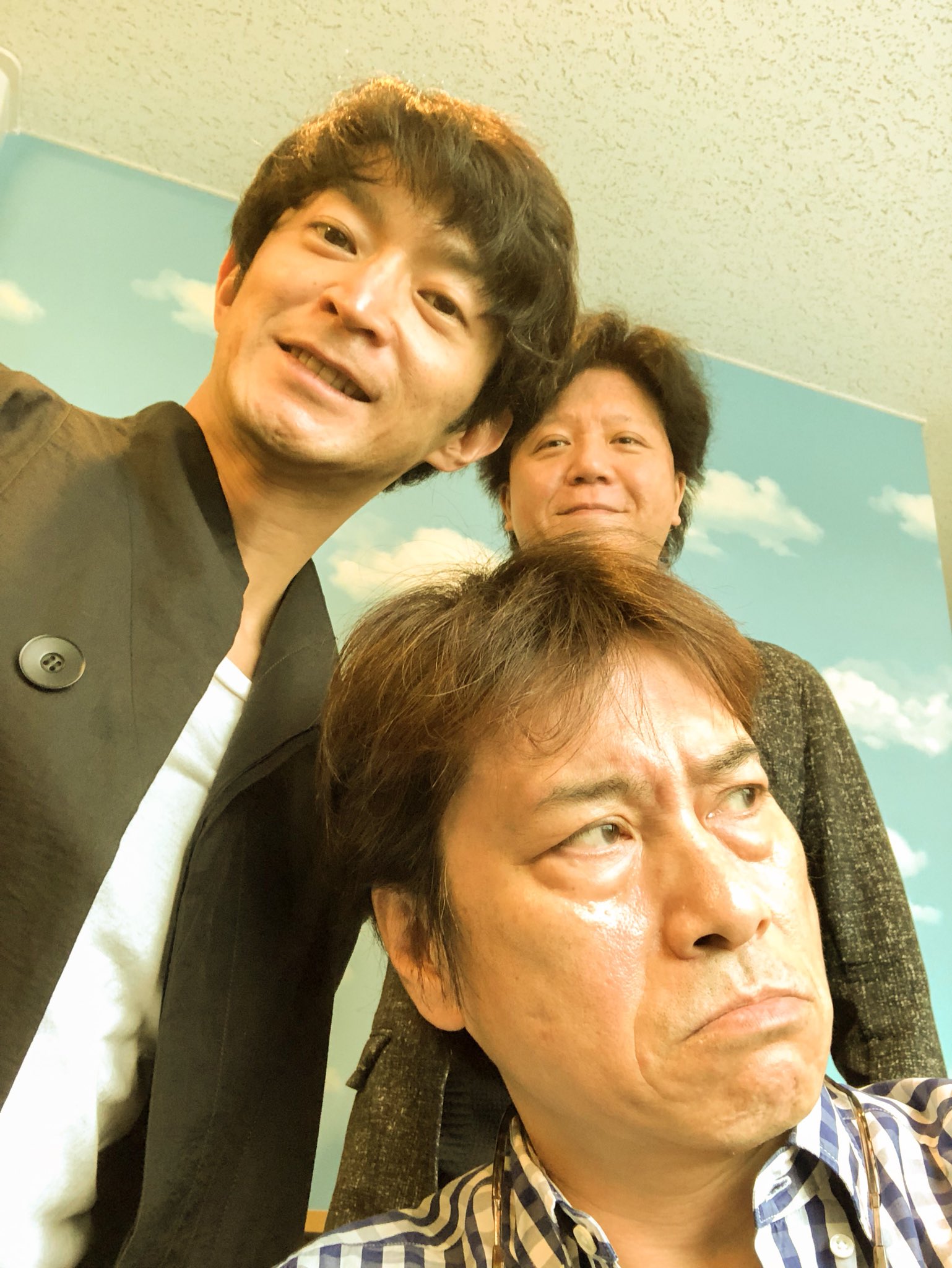 津田健次郎 Kenjiro Tsuda ルフィ ゾロ サンジ先輩達のオモシロ写真と同じ構図で イチジ サンジ ヨンジの写真を撮ってみた こちらのヴィンスモーク家 三人合わせて144歳