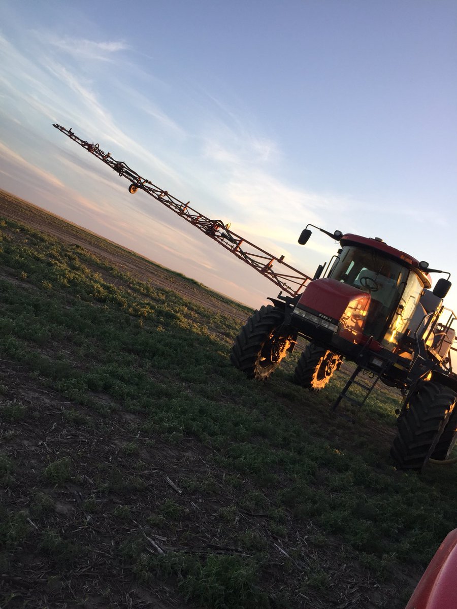 austinwiley014's tweet photo. With fertilizer bins getting empty, seed leaving the warehouse, and sprayers rolling...I’d say the end of spring #plant18 is upon us! @MitchellTech @CHSInterns https://t.co/krwV8v88QG