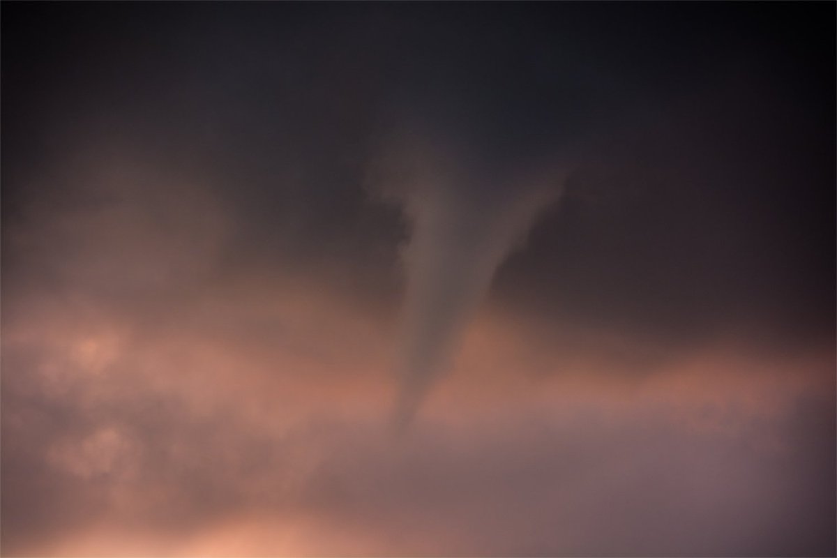 Tonight at sunset: a funnel cloud! As the sun sets behind the clouds, several small spinning cones pop out underneath this little thunderstorm over Lake Pontchartrain!

#louisiana #louisianasunset #thunderstorm #funnelcloud #lawx #stormhour #thephotohour @MargaretOrr