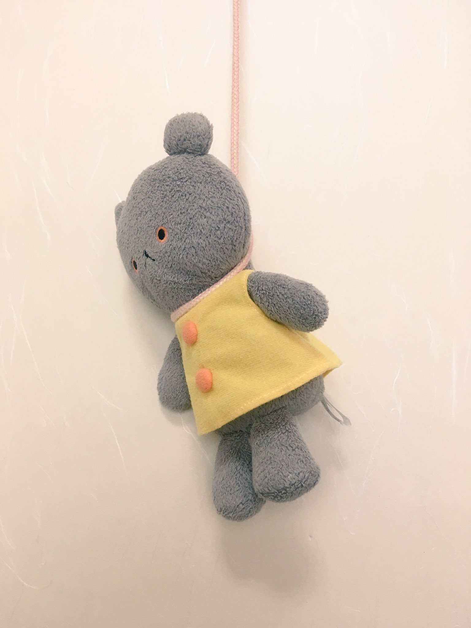 きなこ さて ここで 赤ちゃんはベビーメリーや モビールなど頭上に吊るすタイプの玩具を好むらしい と聞いた息子と娘 が 朝から娘 のベビーラック上に設置した作品がとても不穏な様をご覧下さい T Co Fwgcbajd0f Twitter