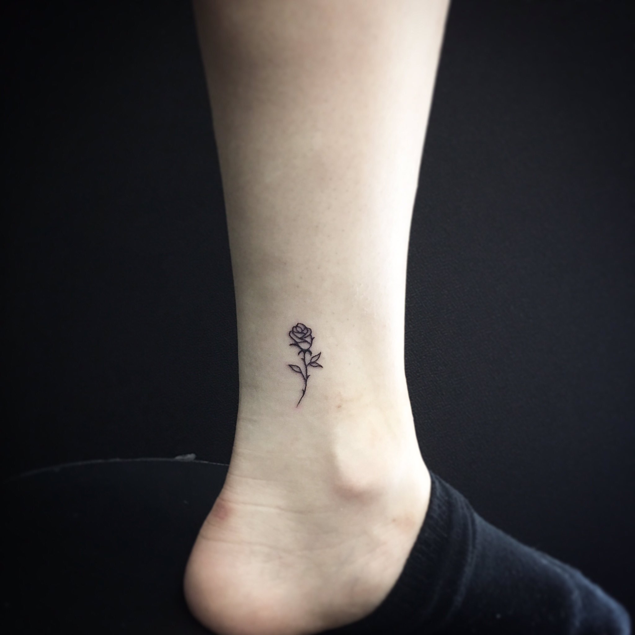 新宿タトゥー Fox Gate Tattoo 足首 バラのタトゥー 6月1日 本日も営業中 和彫りからワンポイント トライバル B Amp Gまでオールジャンル対応のタトゥースタジオ 東京新宿fox Gate Tattoo 新宿駅徒歩7分 個室ブース完備 その他のタトゥー