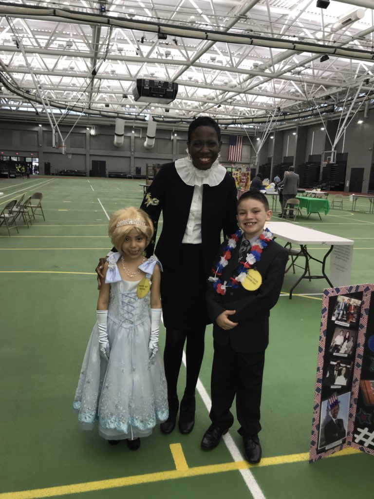 ivonne3334's tweet photo. Columbus Family Academy 3rd grade students sharing their Living Museum Projects at tonight’s New Haven Public School Curriculum Night! Princess Diana and President Barack Obama. @EllenMaust @NewHavenSuper @BarackObama https://t.co/4778FFfzlU