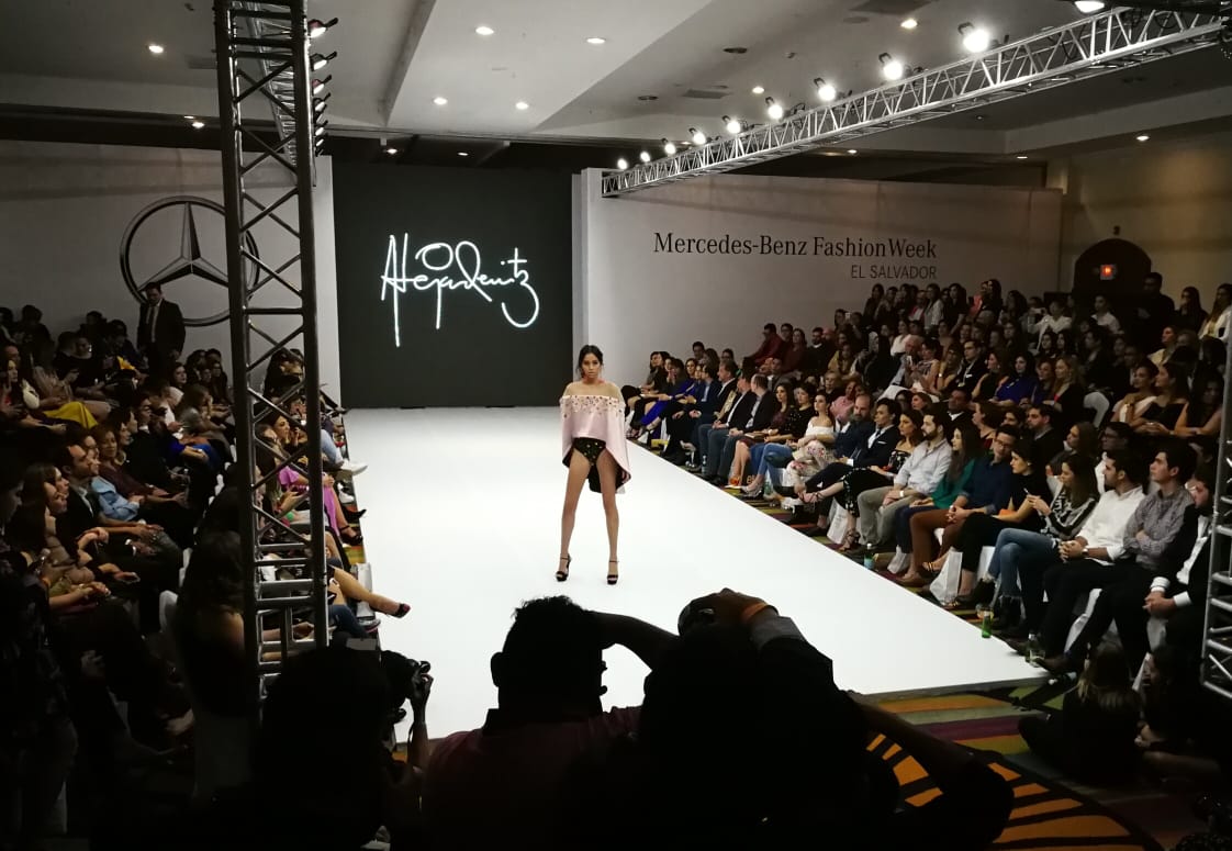 RevistaElla's tweet photo. Alejandro Benítez presenta su colección “Kapabla” donde los colores pasteles son la apuesta. Fotos/X. González
#MBFWSV #RevistaElla #MercedesBenz #MercedesBenzFashionWeek #ElSalvador @prensagrafica https://t.co/a1oPWzCnG2