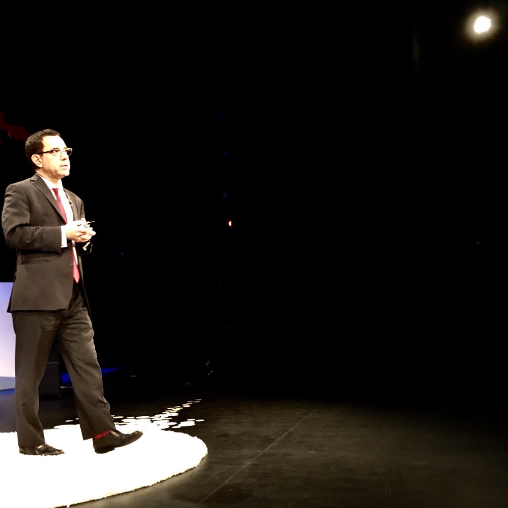 WORLDL1NG's tweet photo. “#Vancouver! What city do you want to be in ten years? How healthy, how wealthy, how resilient? Now is the time to act. Start planning. You will face little resistance before the powers that be catch on.“ - @tonyseba @redtalksvan #CleanDisruption #REDTalks2018 #RethinkingCities https://t.co/9X4ai6owgK