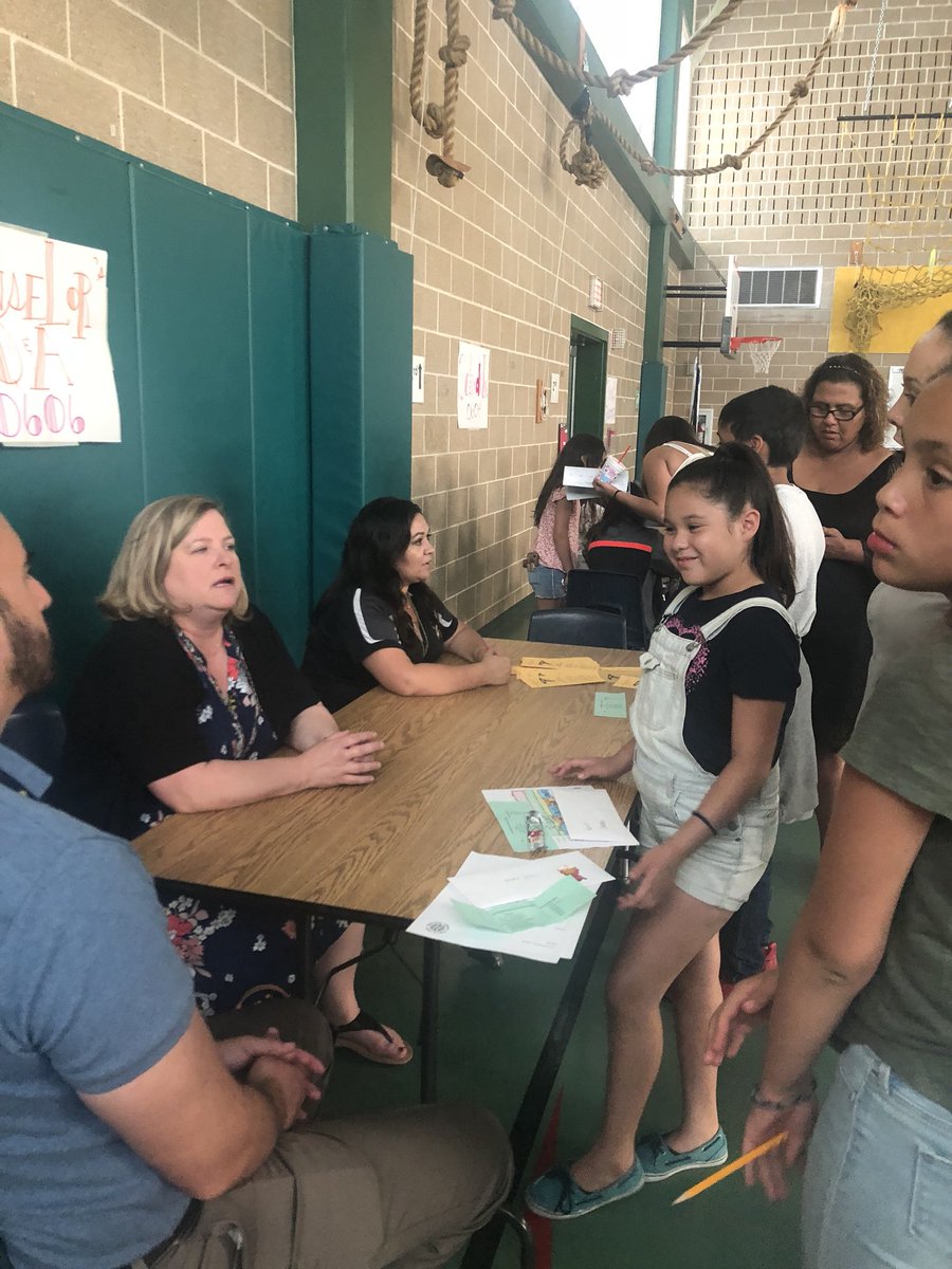 DOASouthSanISD's tweet image. ETH hosts Middle School Transition Night for our 5th grade families. Thanks Krueger MS @PRINCIPALRUBIO &amp;amp; Garner MS for joining in &amp;amp; answering questions for our community. #schedules #combinationlocks #transitions #counselorcorner #games #synergy #sharpenthesaw #firstthingsfirst