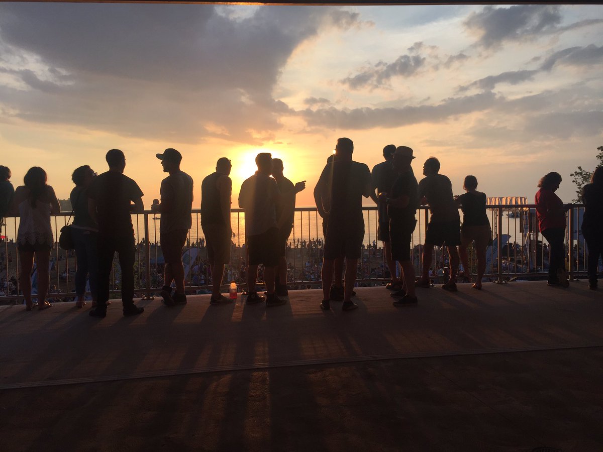 MerwinsMgr_ktk's tweet photo. #edgewatersunsets #theresthatcrowd https://t.co/LbpGELmLJO