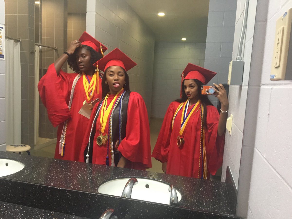 mahomie_hema's tweet image. C/O 2018 we killed it!!! #DBHSExperience