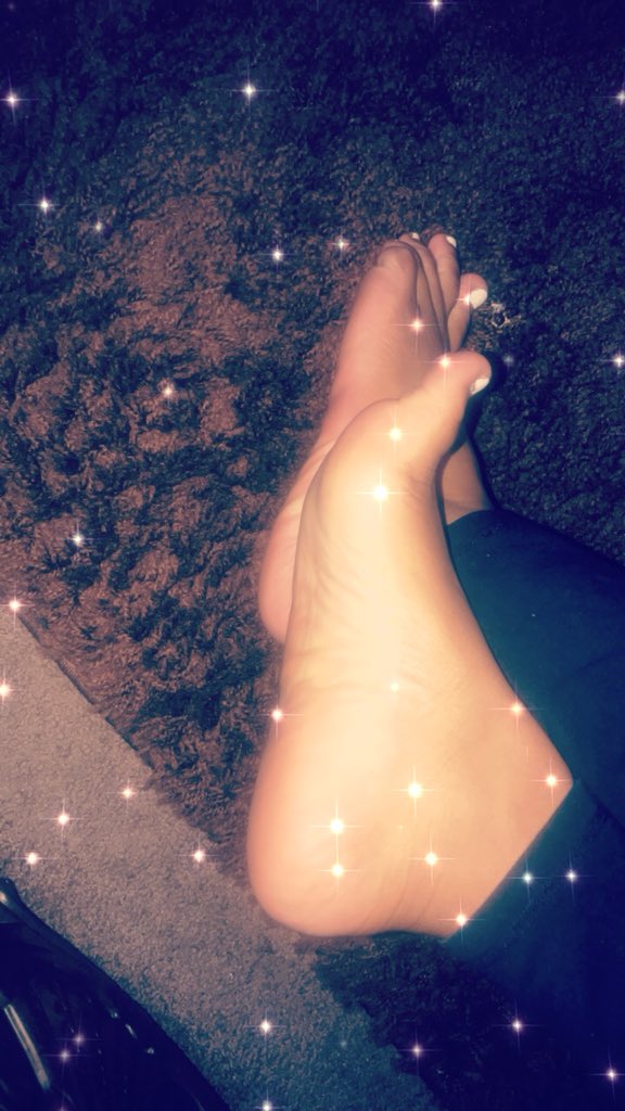 meanbitchkarma's tweet photo. kik me @ evafae so i can tell you how fucking worthless and pathetic you are while you beg to suck my toes and send me more 💸 #paypig #paypal #cashslave #walletdrain #findom #femdom #footworship #feetfetish @FindomAdvice2 @RTPork @RT_Paypig https://t.co/8NOcFw2PVo