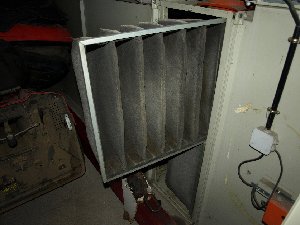 Isofilter_ESP's tweet image. ¿Tiene problemas de granos de polvo en su #cabinadepintura? ¿Ha comprobado sus prefiltros? Si su filtro es completamente negro, como este #filtrodebolsas instalado en la cabina de pintura de un taller de carrocería, debe ser cambiado rápidamente. #IsofiterFiltracion #filter