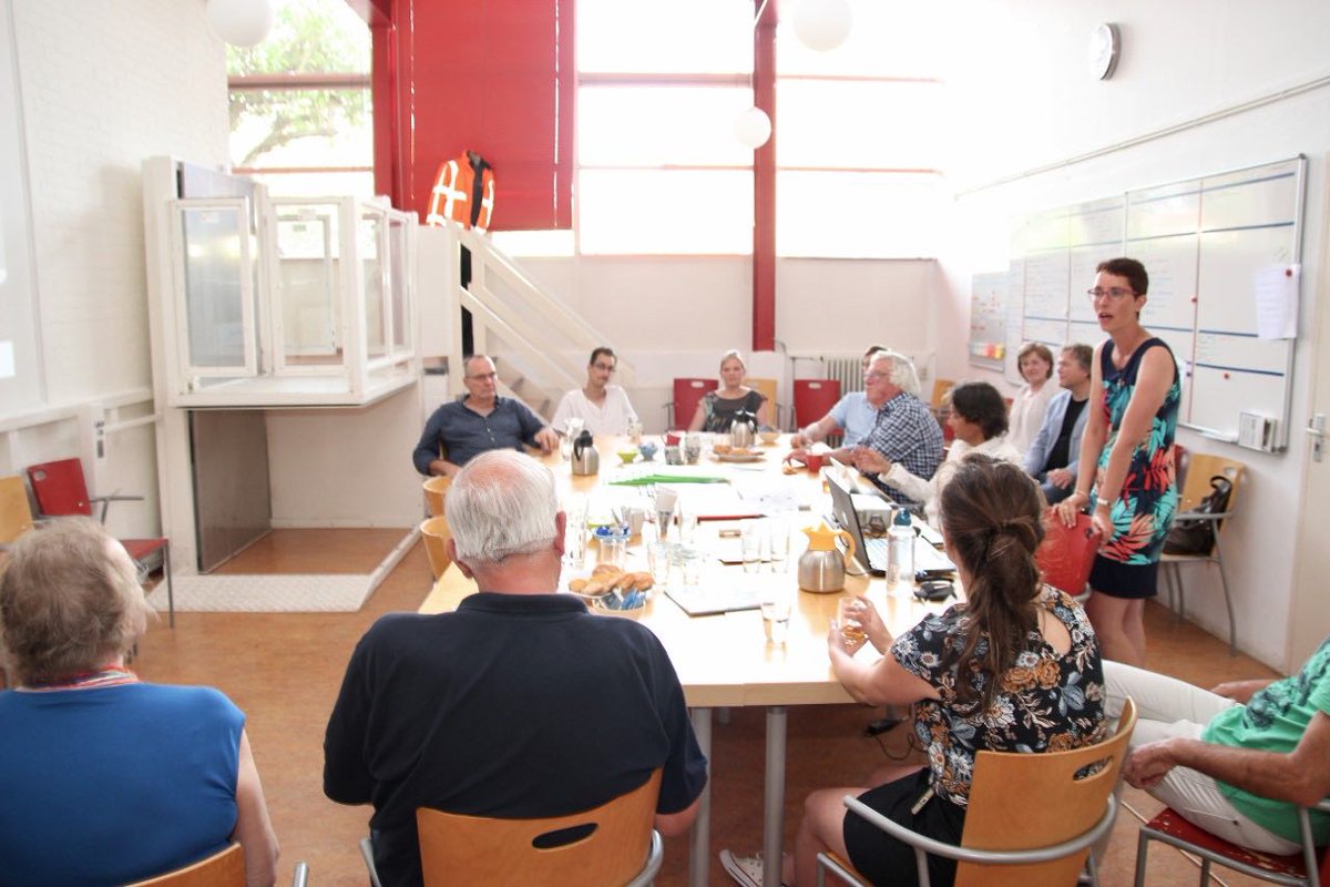 Op 31 mei was een groep raadsleden op werkbezoek bij onze locatie van Buurtservice. Mede dankzij alle verdiepende en natuurlijk ook kritische vragen kregen de aanwezige raadsleden een goed beeld: “Heel zinvol, ik wist niet dat Perspectief zo veel doet.”