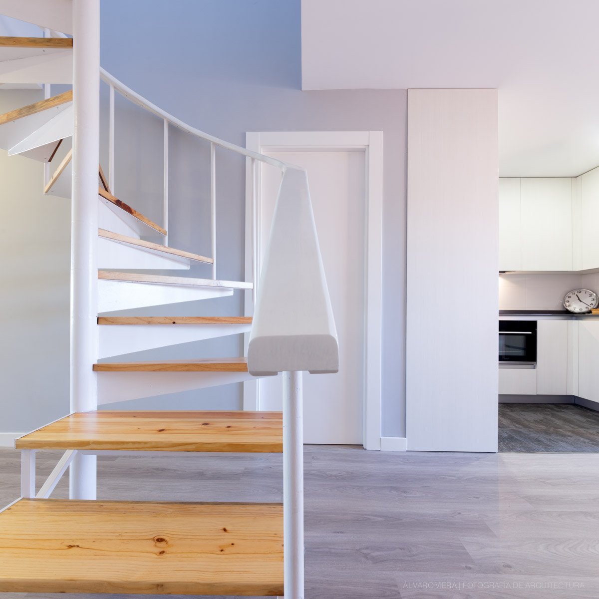 AlvaroVieraRod's tweet photo. Os presentamos un nuevo trabajo de la mano de Claudia Henao. En esta ocasión os mostramos la reforma de un dúplex en Salamanca, donde el blanco pone de relevancia tanto la arquitectura como la personalidad del cliente.
https://t.co/YnhrLC6nOD
#alvarovierafotografo #ClaudiaHenao https://t.co/gMXQpqSVar