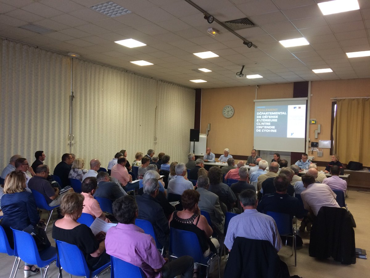 SDIS_89's tweet photo. Présentation du #RDDECI aux maires et présidents d'#EPCI de l'arrondissement d'#Auxerre, en présence de Julia CAPEL-DUNN, directrice de cabinet @Prefet89, @christophebon89, président du #SDIS et des associations des maires @Maires_Ruraux et @l_amf  de l'#Yonne. https://t.co/vN8sd1y5Ub