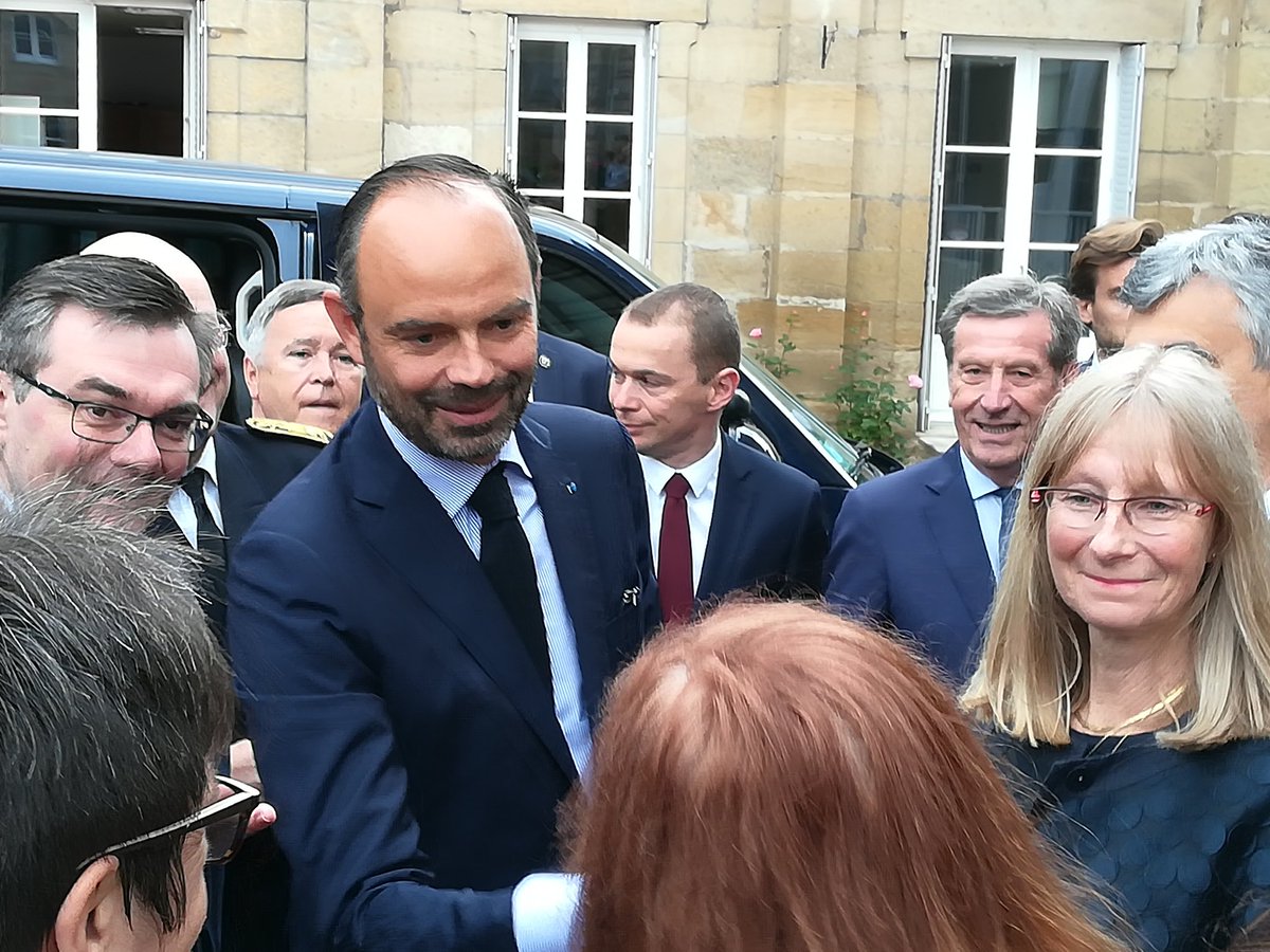 Prefet71's tweet photo. Le Premier ministre @EPhilippePM en @saoneetloire @AutunVille : accueil par les élus du département https://t.co/Ip8h9P3rDX