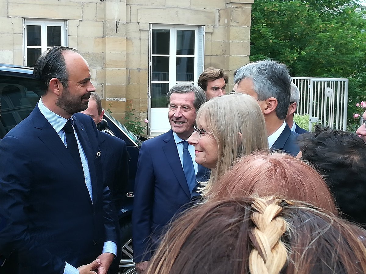 Prefet71's tweet photo. Le Premier ministre @EPhilippePM en @saoneetloire @AutunVille : accueil par les élus du département https://t.co/Ip8h9P3rDX