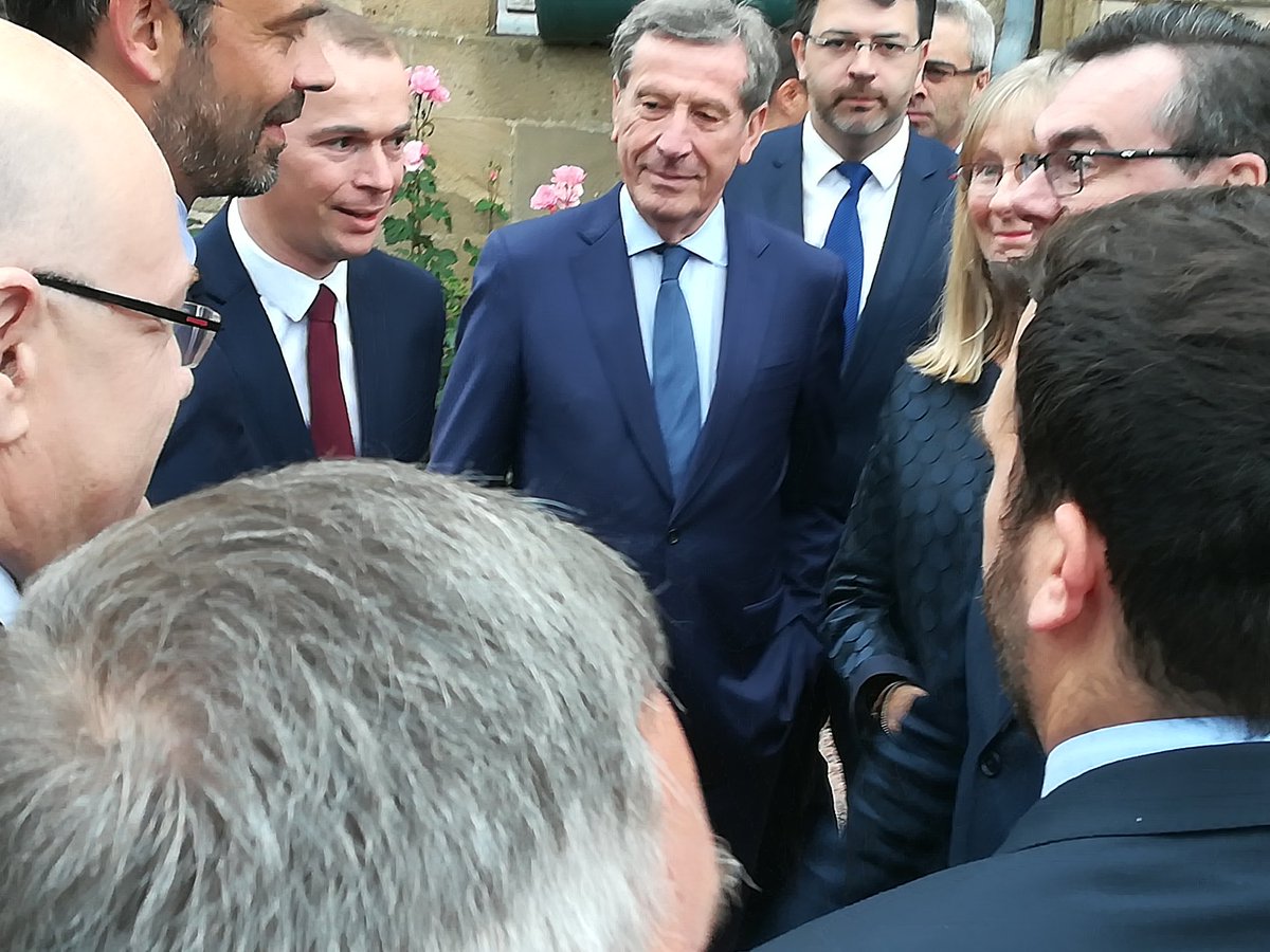 Prefet71's tweet photo. Le Premier ministre @EPhilippePM en @saoneetloire @AutunVille : accueil par les élus du département https://t.co/Ip8h9P3rDX