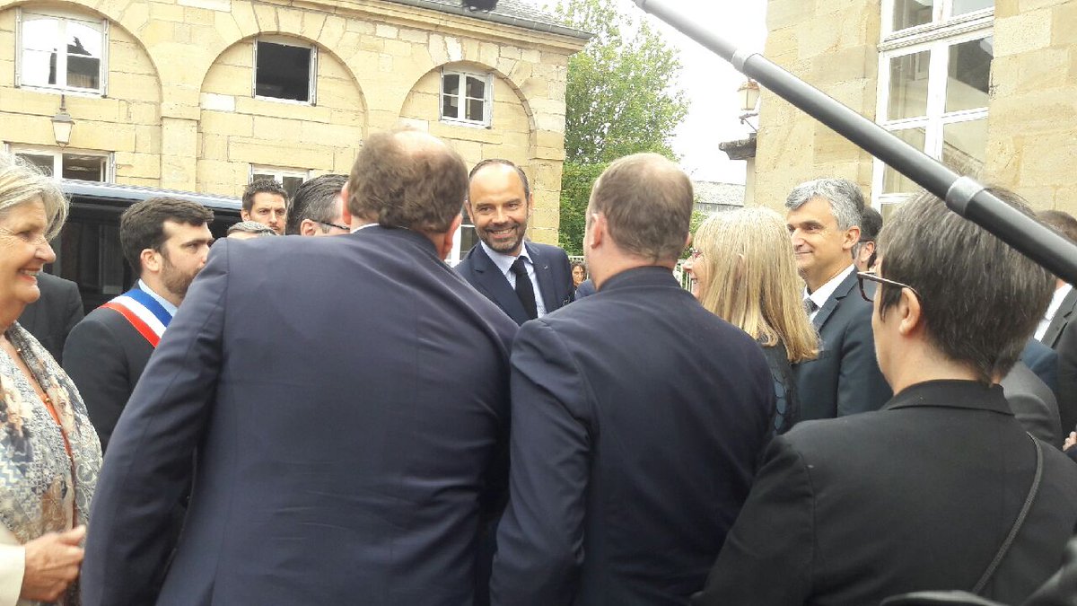 Prefet71's tweet photo. Le Premier ministre @EPhilippePM en @saoneetloire @AutunVille : accueil par les élus du département https://t.co/Ip8h9P3rDX