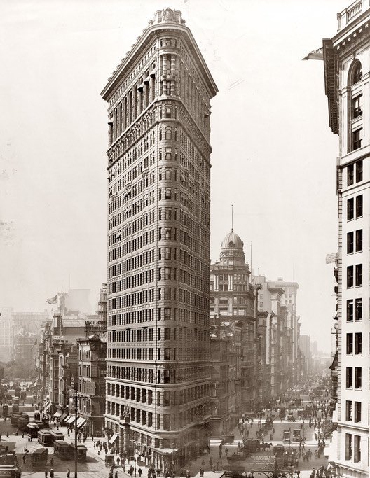 MoonshotC's tweet photo. One of our favorite buildings in #NYC  the #Flatiron Building. Today marks the 116th year since it was completed and officially opened and we think she still looks fabulous! We’ll be back in #newyork next month so we’ll pay her a visit. #BigApple #OTD @nycarchitecture https://t.co/r11XVXPmMz