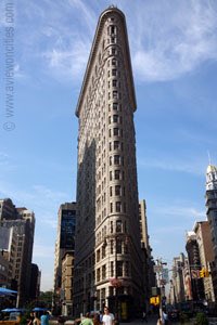 MoonshotC's tweet photo. One of our favorite buildings in #NYC  the #Flatiron Building. Today marks the 116th year since it was completed and officially opened and we think she still looks fabulous! We’ll be back in #newyork next month so we’ll pay her a visit. #BigApple #OTD @nycarchitecture https://t.co/r11XVXPmMz