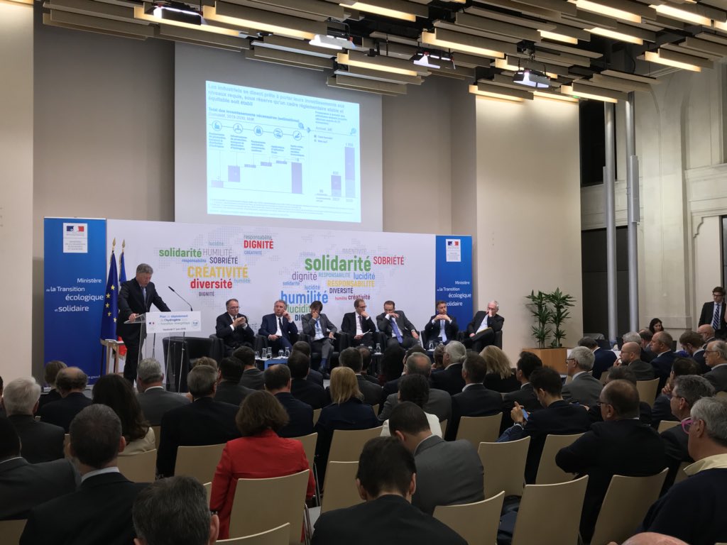 Ecologie_Gouv's tweet photo. « Cette journée est un jalon majeur pour la filière »
✅ Présentation de l’étude de marché sur l’#hydrogène de l’@afhypac, par Philippe Boucly. #PlanHydrogène https://t.co/RWCJejCUew