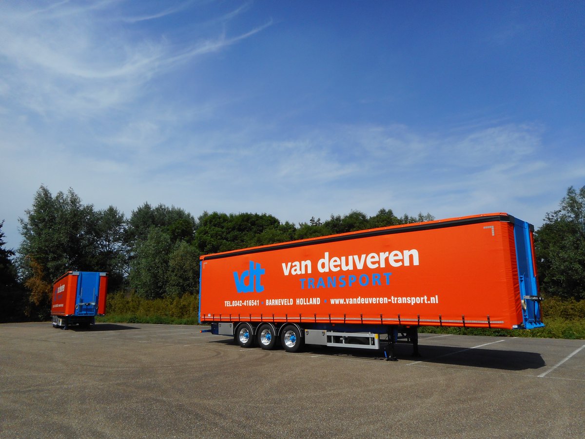 Burgtrailers's tweet image. Een nieuwe serie Burg opleggers voor Int.transportbedr. en houtvezelhandel J.G. van Deuveren B.V. Voorzien van speciale daktogen en vloerrailsen zodat je bij een schuifzeil toch blokkeerstangen kan plaatsen. We wensen de klant veel plezierige kilometers. #transport