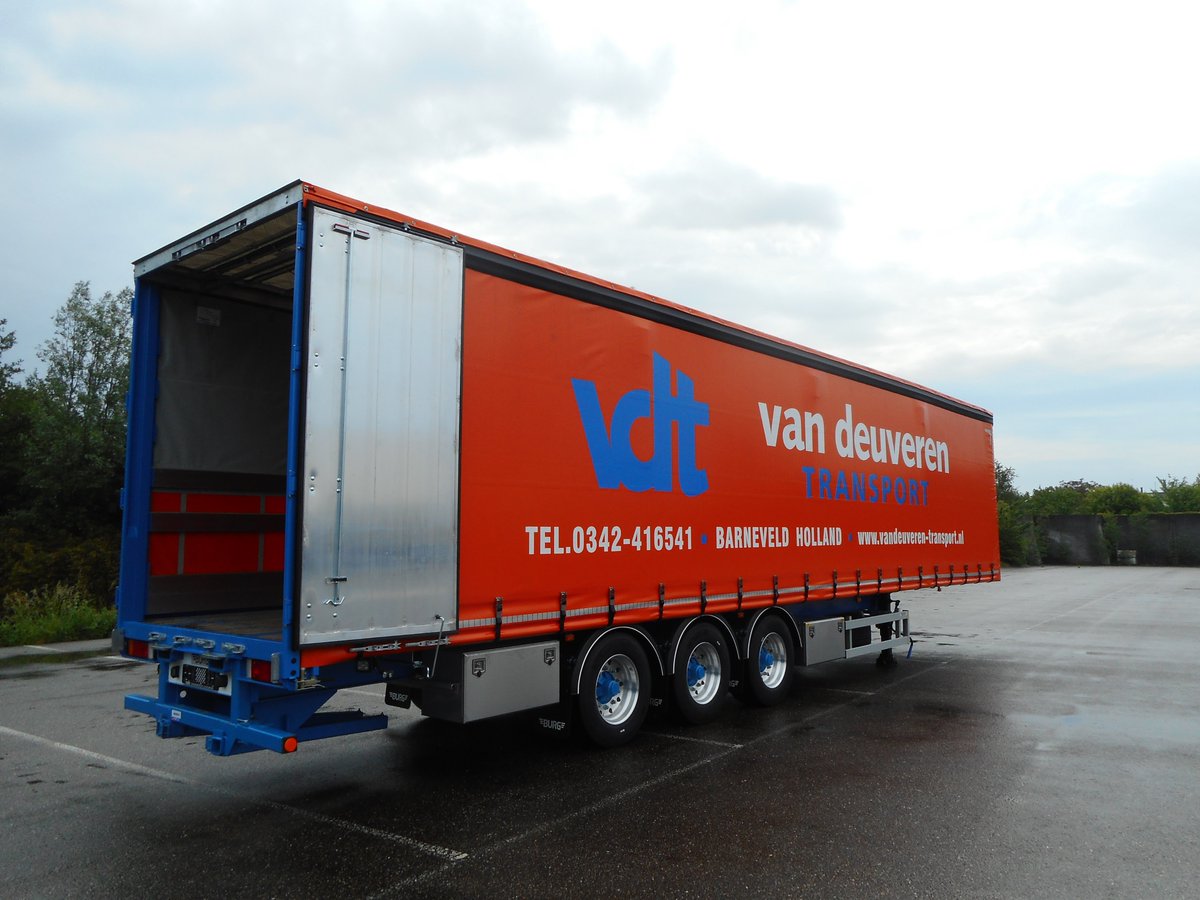 Burgtrailers's tweet image. Een nieuwe serie Burg opleggers voor Int.transportbedr. en houtvezelhandel J.G. van Deuveren B.V. Voorzien van speciale daktogen en vloerrailsen zodat je bij een schuifzeil toch blokkeerstangen kan plaatsen. We wensen de klant veel plezierige kilometers. #transport