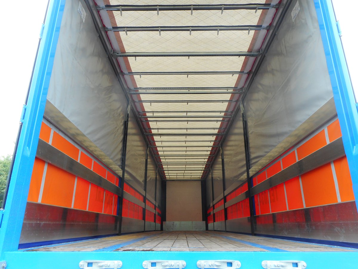 Burgtrailers's tweet image. Een nieuwe serie Burg opleggers voor Int.transportbedr. en houtvezelhandel J.G. van Deuveren B.V. Voorzien van speciale daktogen en vloerrailsen zodat je bij een schuifzeil toch blokkeerstangen kan plaatsen. We wensen de klant veel plezierige kilometers. #transport