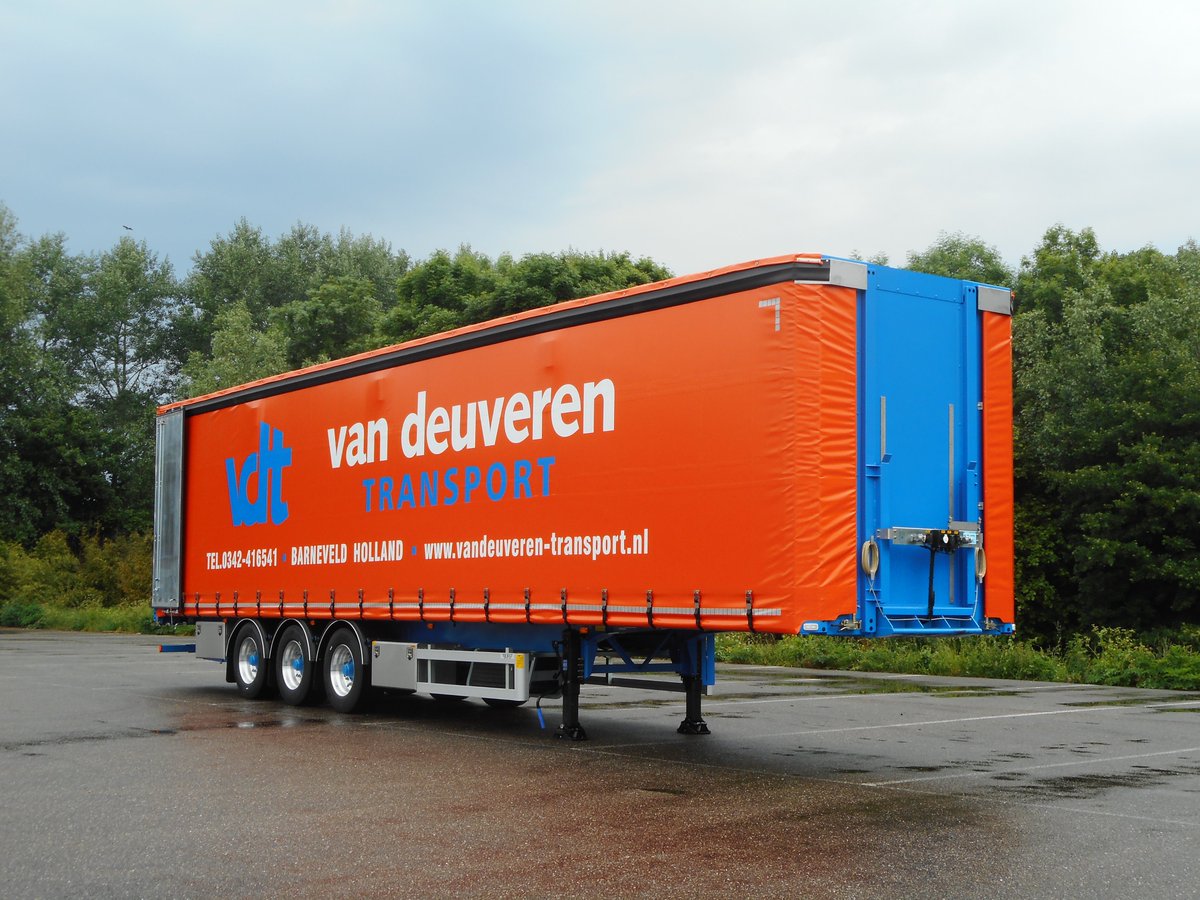 Burgtrailers's tweet image. Een nieuwe serie Burg opleggers voor Int.transportbedr. en houtvezelhandel J.G. van Deuveren B.V. Voorzien van speciale daktogen en vloerrailsen zodat je bij een schuifzeil toch blokkeerstangen kan plaatsen. We wensen de klant veel plezierige kilometers. #transport