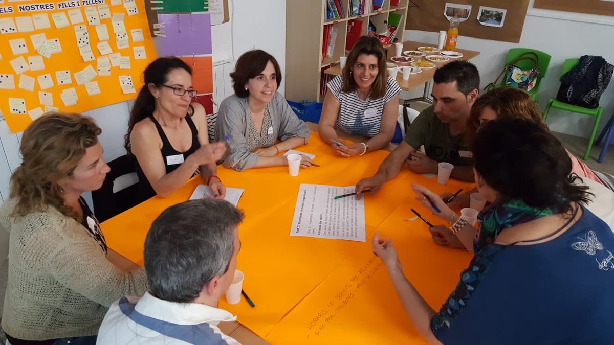 IESANTJORDI's tweet photo. De la raó a l'emoció:eduquem des d'una nova perspectiva.Pares i mares somiem l'escola que volem construir per als nostres fills!Gràcies a tots per participar en la dinàmica per a famílies d'@escolanova21 per definir la visió del centre.Som comunitat educativa! #IESantJordi https://t.co/C6Af3kYBqq