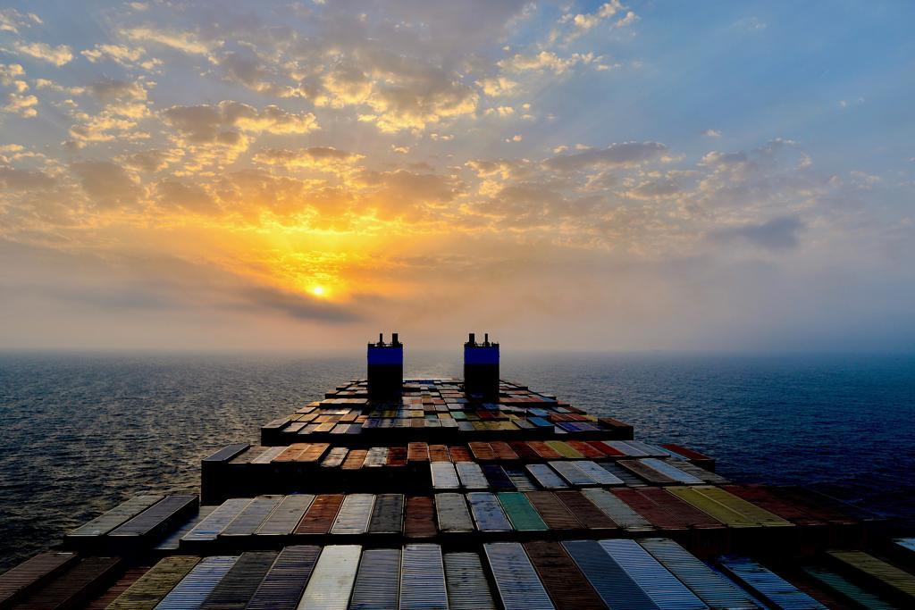 SchwartzDK's tweet photo. 2nd generation triple E vessel Madrid Maersk on the way to Europe from Asia - potentially carrying more than 20.000 containers. https://t.co/BqVj7LyiYY