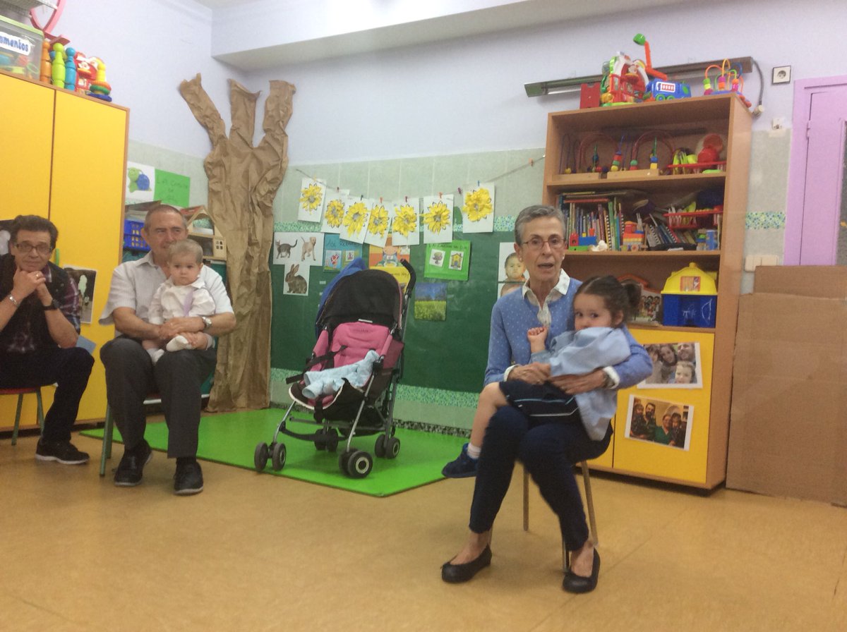 Colegiosrafael's tweet photo. Una actividad divertida y emocionante. Los abuelos en el cole compartiendo música, cariño y sonrisas. Clausura del #ProyectoTararea https://t.co/XpMlHylG42