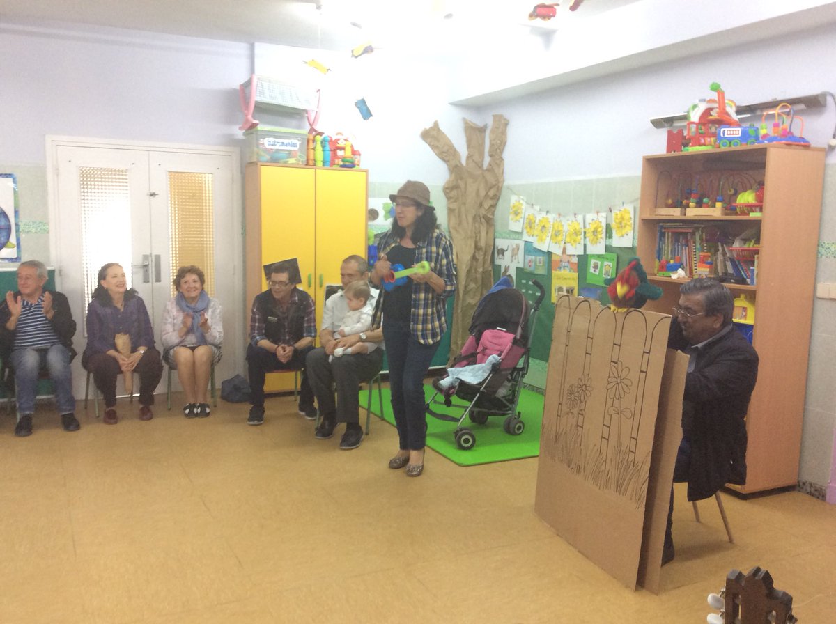 Colegiosrafael's tweet photo. Una actividad divertida y emocionante. Los abuelos en el cole compartiendo música, cariño y sonrisas. Clausura del #ProyectoTararea https://t.co/XpMlHylG42