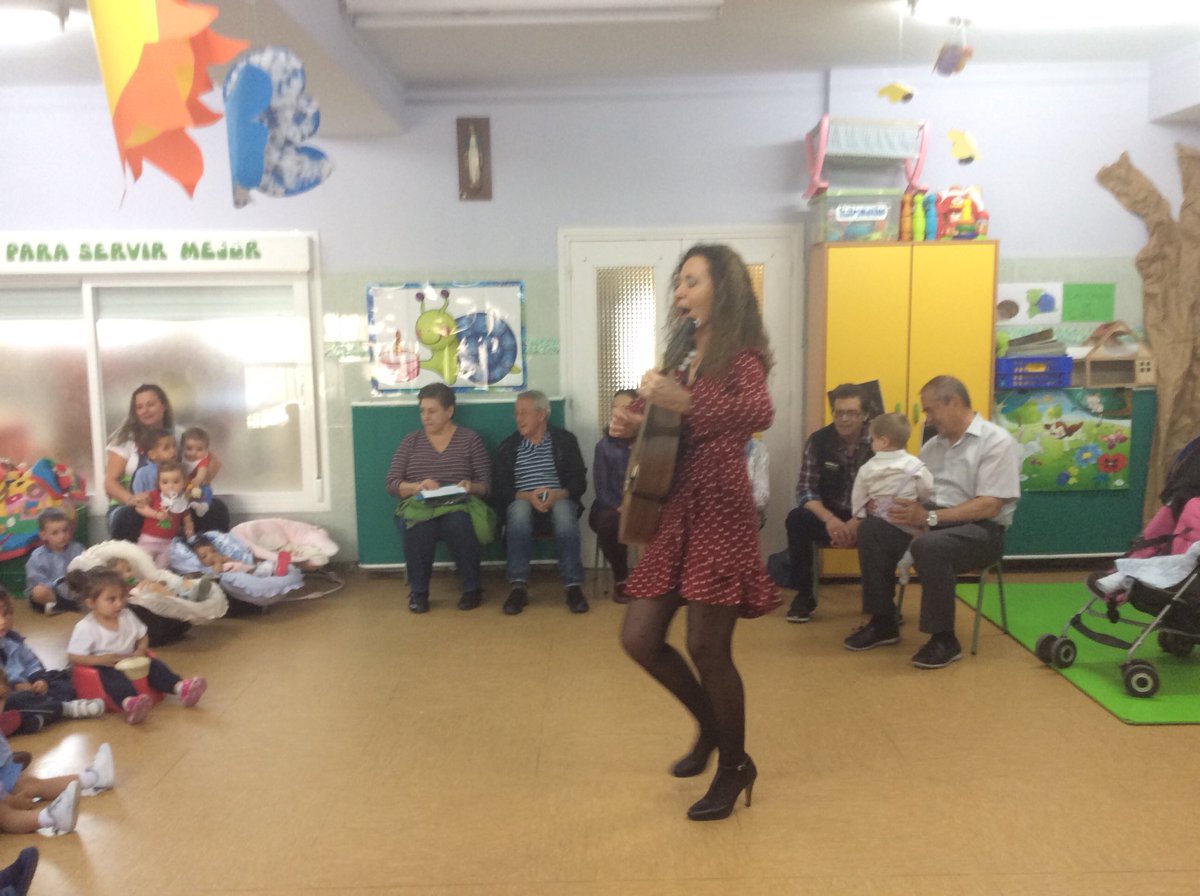 Colegiosrafael's tweet photo. Una actividad divertida y emocionante. Los abuelos en el cole compartiendo música, cariño y sonrisas. Clausura del #ProyectoTararea https://t.co/XpMlHylG42