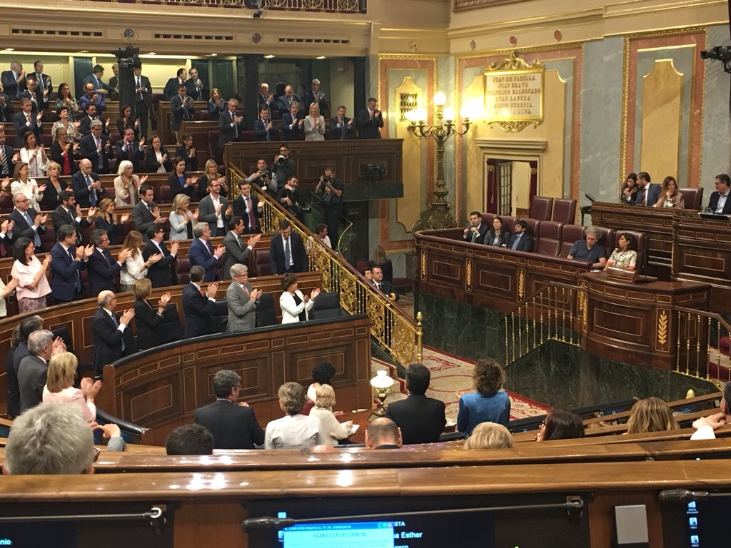 El portavoz del PP glosa con orgullo la “responsabilidad” de Mariano Rajoy,  dirigiéndose a un sillón vacío. Toda la bancada aplaude a un presidente ausente. Elocuente final: ante los problemas de la ciudadanía el señor M. Rajoy ni ha estado, ni se le espera. #EcharARajoy