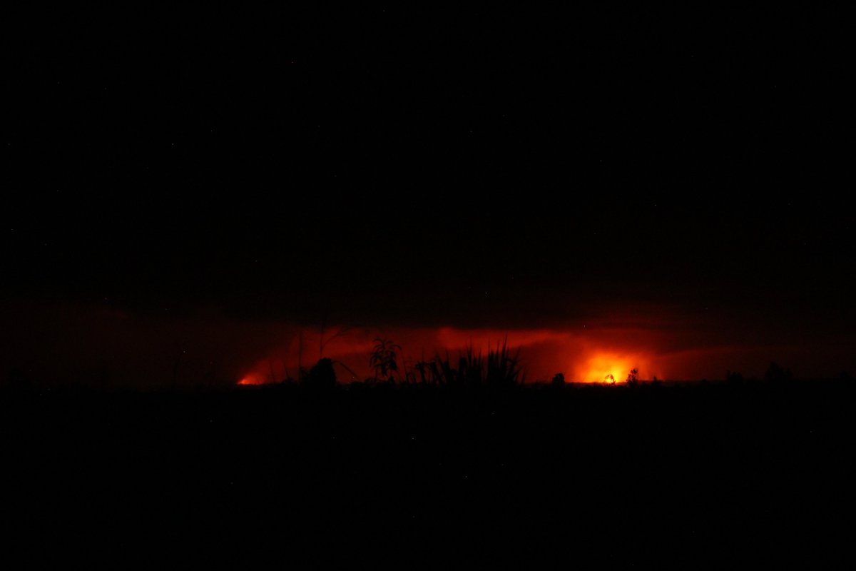 Kenn_Andersen's tweet photo. 🌋Here is a photo of the 300 ft. lava fountain taken from the top of our roadway in Mountain View, Hawaii, 14 miles from the eruption at Puna, Hawaii🌋 @FPGSanctuary #Hawaii #Volcano #erupcionKilauea #BigIsland #PunaHawaii https://t.co/UwG7AWBBNK