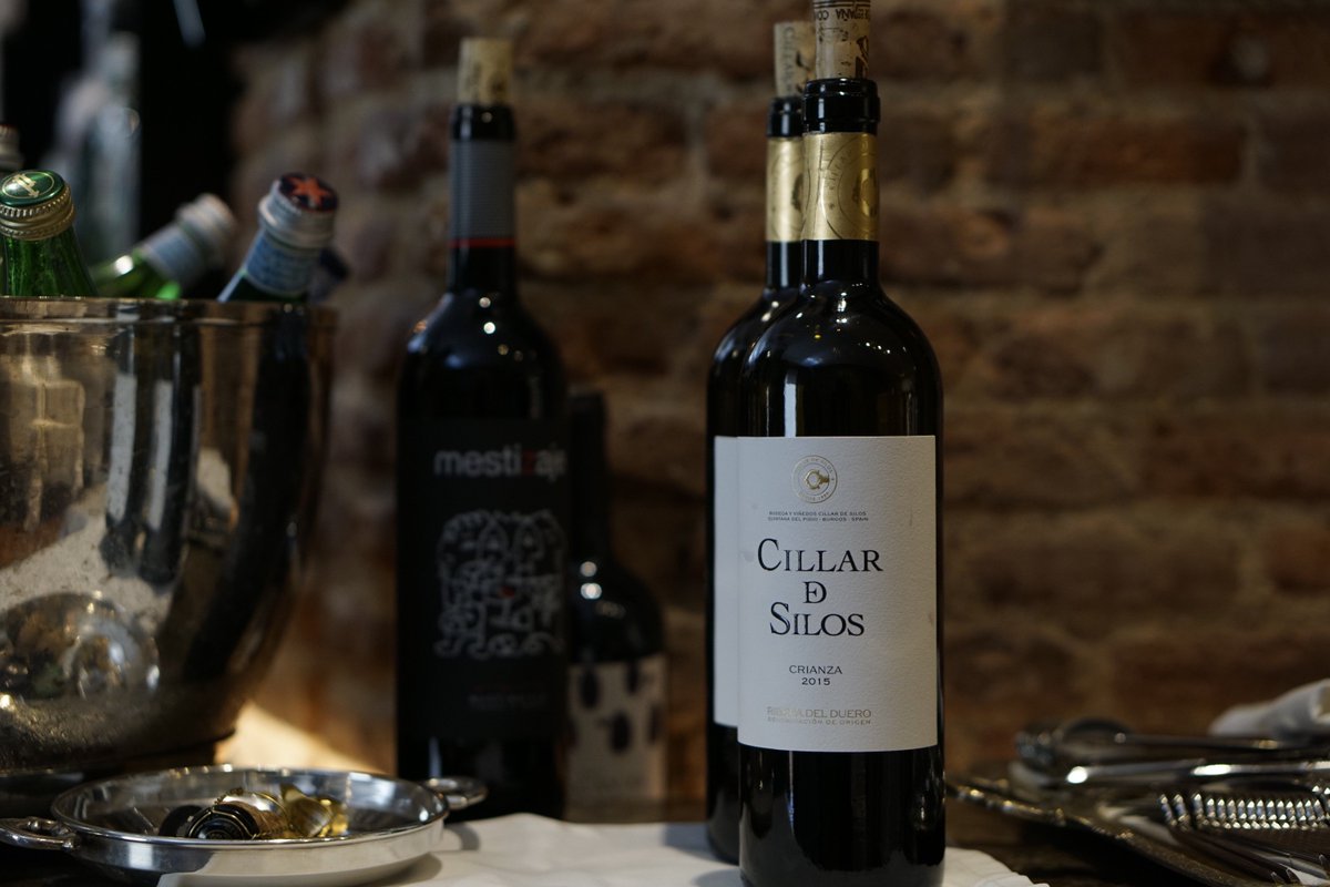 En Hortensio disponemos de una carta de vinos muy cuidada con referencias nacionales e internacionales para acompañar, perfectamente, tu comida.