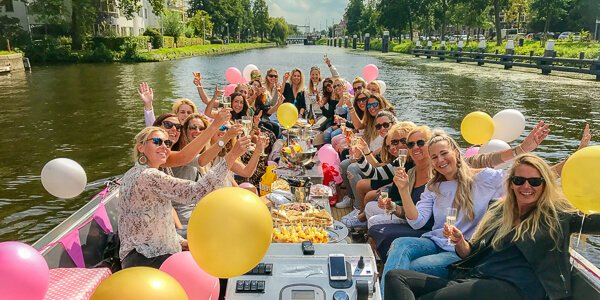 BootVarenDH's tweet photo. Elektrisch varen in Den Haag bij @BootVarenDH #duurzaam #ondernemen #elektrisch #varen #bootjevaren #duurzaamuitje https://t.co/fc8GL2zIQp https://t.co/qrIzc5wTJc