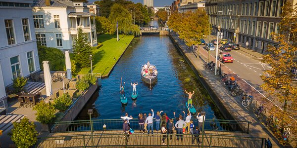 BootVarenDH's tweet photo. Het Haagse rondvaartbedrijf “Boot Varen Den Haag“ heeft een unieke en 100% elektrische rondvaartboot te water gelaten. De nieuwe rondvaartboot is geheel van aluminium gemaakt en is met recht een fluisterboot te noemen. 40 personen mogen er mee #boot #varen #elektrisch #denhaag https://t.co/zlNnBUPenN