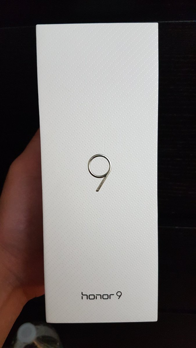 nguyenstep's tweet photo. Le #honorcafe était aussi l'opportunité de rencontrer les autres fans d'#honor. On a pu manipuler le #honor10 phantom green qui est pour moi un coup de coeur 😍 ! Et je tiens à remercier encore une fois @Honor_FR pour tous les cadeaux que j'ai pu gagner ! #honorfamily 🙌 https://t.co/1KohTqqVNk