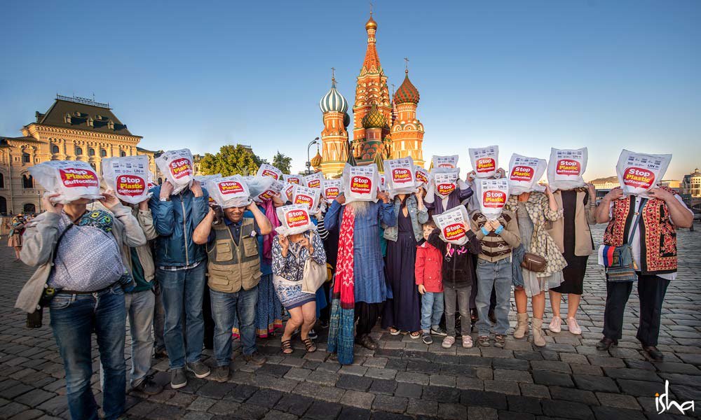 SadhguruJV's tweet photo. Volunteers in Russia gearing up for #WorldEnvironmentDay celebrations to raise awareness for an urgent need for a policy to ban single-use plastic. –Sg #BeatPlasticPollution@ErikSolheim @UNEnvironment @iam_juhi @deespeak #RallyForRivers https://t.co/KtQueINloj