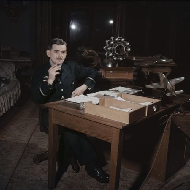 Tomorrows_Eng's tweet image. Sir Frank Whittle, inventor of the jet engine, was born #OnThisDay in 1907.

#pioneer #aviation #aeronautics #engineering #engineers #flight #pilots #aeronauticalengineering #RAF #tomorrowsengineers #inventor #invention ift.tt/2LQ0lST