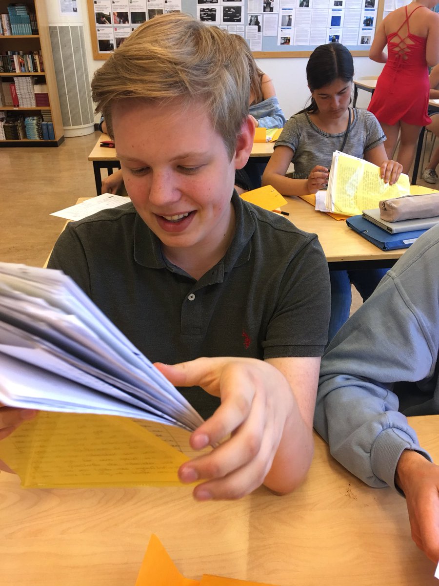 visesiskolan's tweet image. #9C får tillbaka vartenda ord de har skrivit, från årskurs 7 och framåt. De gapskrattar, delar, tar fram ”skämskudden” och ser sin egen utveckling. Blod, svett och tårar i en gul mapp. Spara den för alltid, är min instruktion. #B216