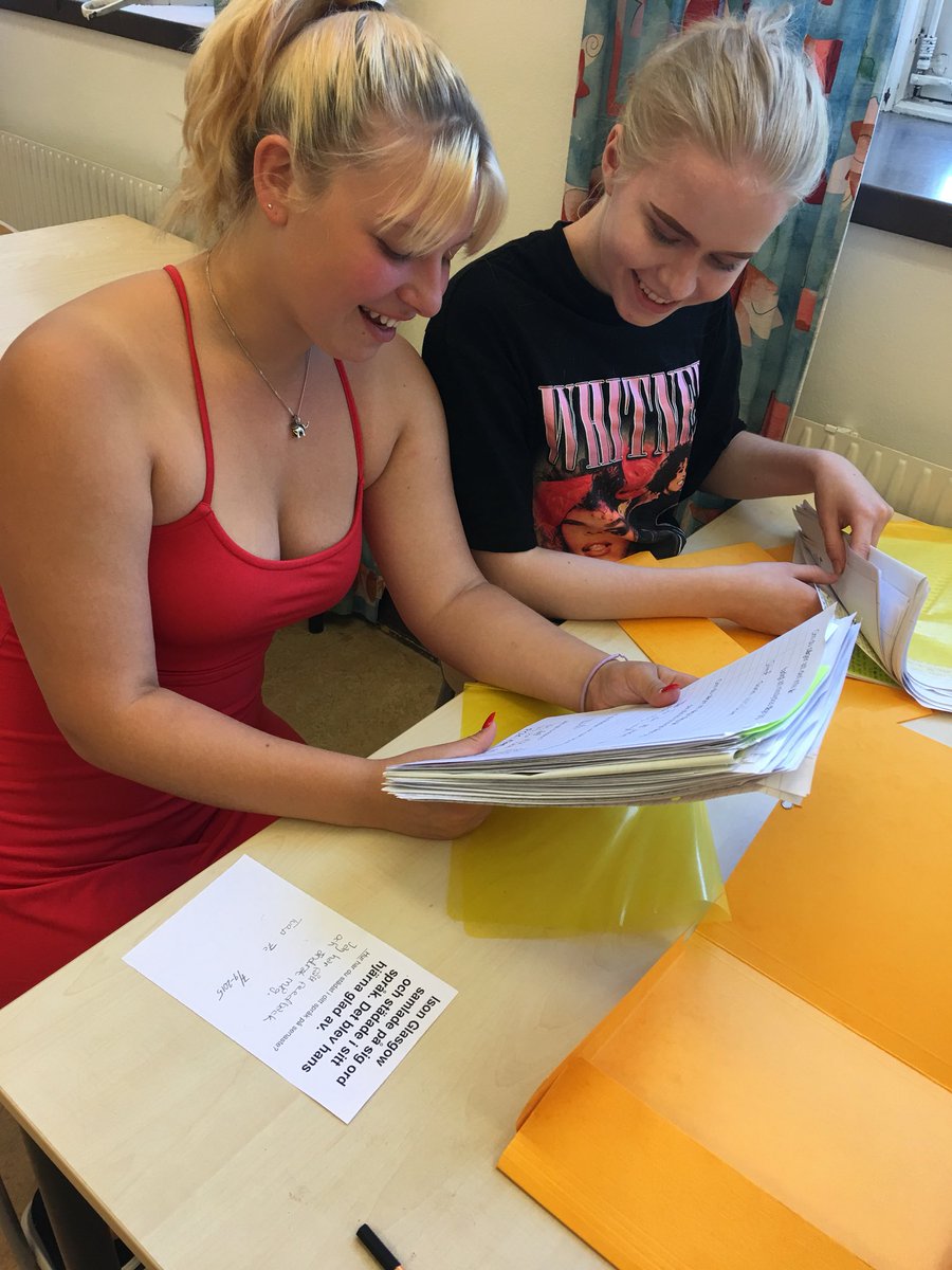 visesiskolan's tweet image. #9C får tillbaka vartenda ord de har skrivit, från årskurs 7 och framåt. De gapskrattar, delar, tar fram ”skämskudden” och ser sin egen utveckling. Blod, svett och tårar i en gul mapp. Spara den för alltid, är min instruktion. #B216