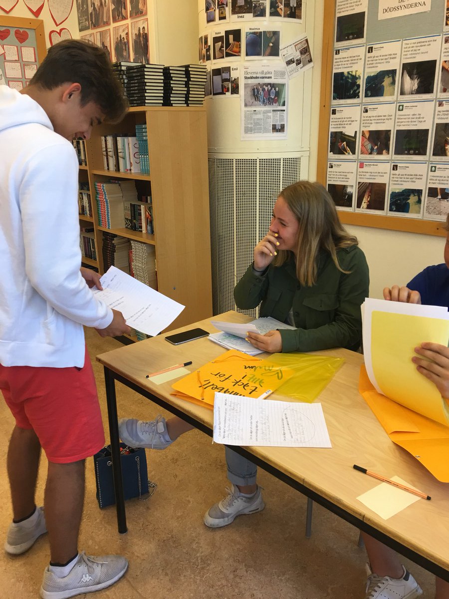 visesiskolan's tweet image. #9C får tillbaka vartenda ord de har skrivit, från årskurs 7 och framåt. De gapskrattar, delar, tar fram ”skämskudden” och ser sin egen utveckling. Blod, svett och tårar i en gul mapp. Spara den för alltid, är min instruktion. #B216