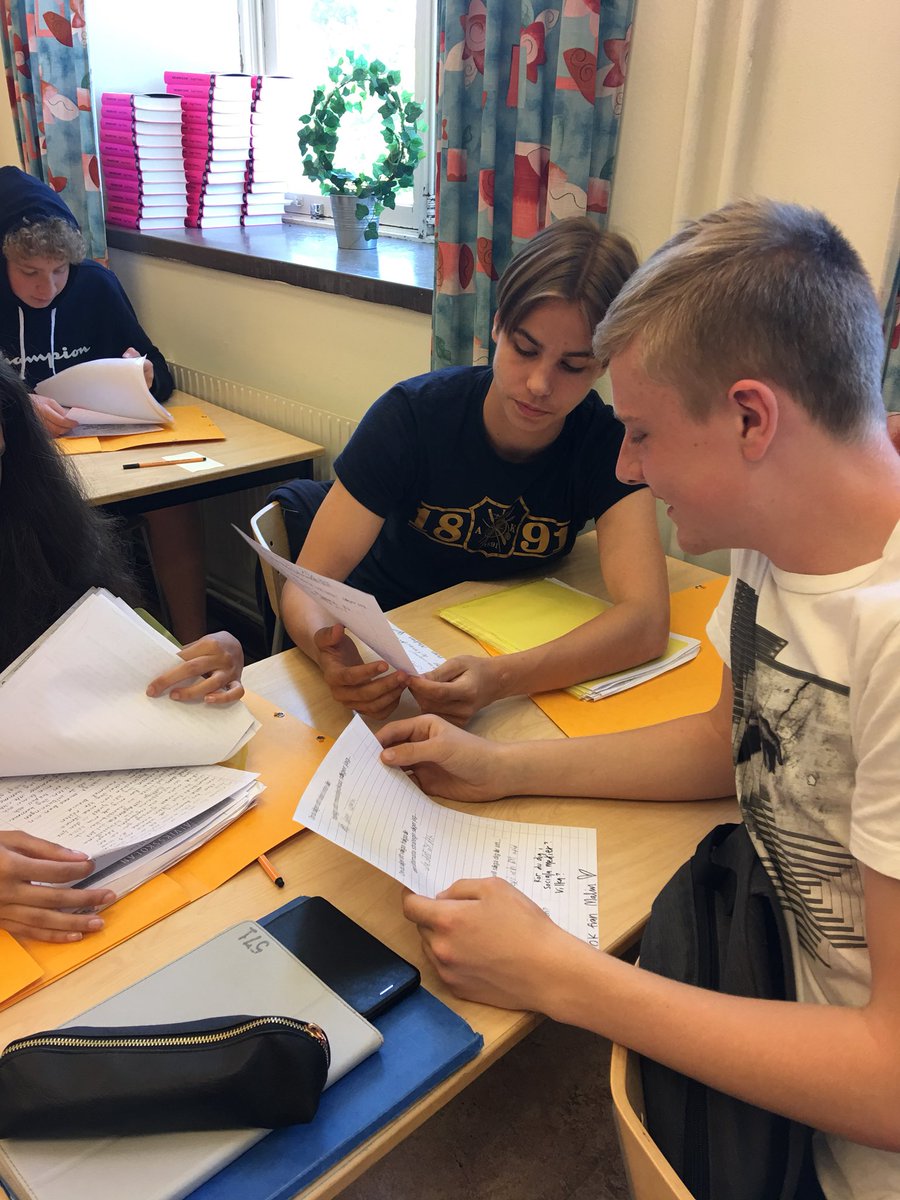 visesiskolan's tweet image. #9C får tillbaka vartenda ord de har skrivit, från årskurs 7 och framåt. De gapskrattar, delar, tar fram ”skämskudden” och ser sin egen utveckling. Blod, svett och tårar i en gul mapp. Spara den för alltid, är min instruktion. #B216