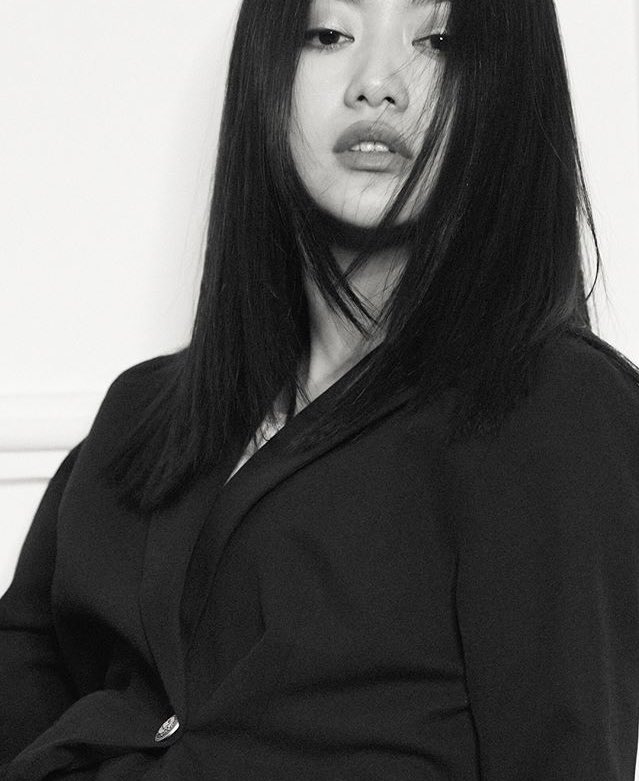 O95SA's tweet image. Black on black. 

(As fotos foram tiradas no mesmo dia, é isso que importa.)