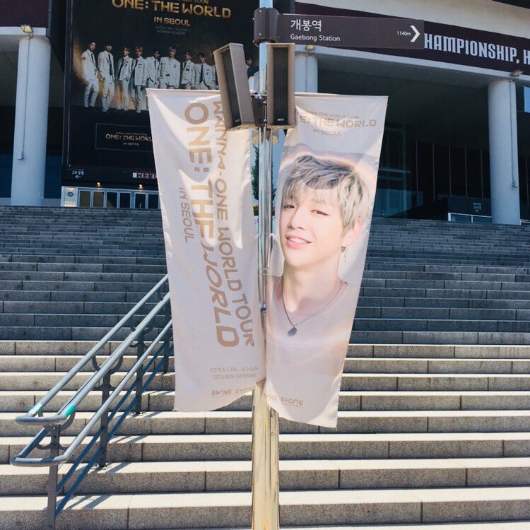 ahnwana's tweet photo. SHOW-CON
FAN-CON
NOW WANNA ONE WORLD TOUR  
ONE:THE WORLD https://t.co/PvRI2ljEk8