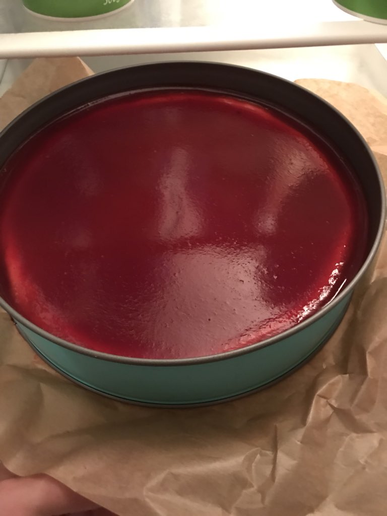 Melanies (<a href="/Ela_in_Love/">Ela 🦋</a> ) Geburtstagskuchen ist übrigens was geworden. 

Möchte noch jemand was abhaben? 

#SamBackt