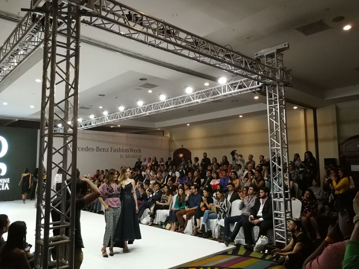 RevistaElla's tweet photo. La diseñadora salvadoreña #GeraldineGarcía hizo alarde de toda su creatividad en el #MBFWSV. Fotos/X. González #RevistaElla #MercedesBenz #MercedesBenzFashionWeek #ElSalvador @prensagrafica https://t.co/TBI6OYfnrO