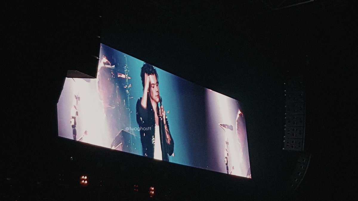twoxghostt's tweet photo. One week ago I had before my eyes the man I love most in my life, after 7 years waiting to meet him, the 25/05/2018 finally I managed to see his smile and not on a screen, I fulfilled my dream. It was the best day of my life, @Harry_Styles, thanks for everything, I love u. 🌹🌈 https://t.co/UMfS42Niue